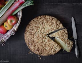 Gâteau streusel à la pomme et à la rhubarbe