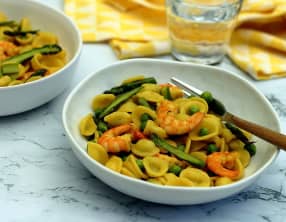 Orecchiette safranées aux crevettes, asperges et petits-pois