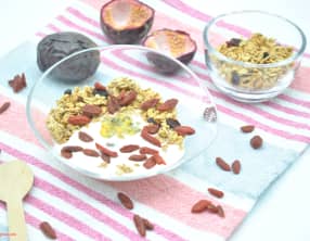 Yaourt au lait de coco, fruit de la passion et muesli