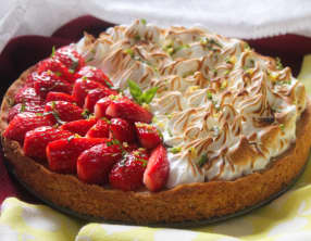 Tarte au citron meringuée, fraises fraîches