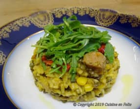 Riz frit aux saucisses, tomates cerises, poivron rouge, lentilles et safran, cuisine anti-gaspi