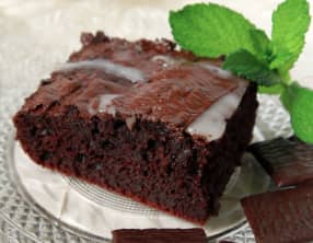 Gâteau moelleux au chocolat et glaçage After Eight