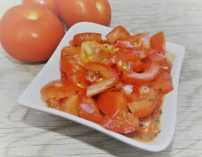 Salade de tomates et de poivron façon salsa criolla argentine