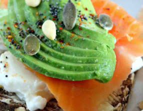 Pain nordique à la burrata, avocat et truite fumée