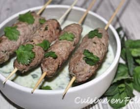 Kefta à la sauce au yaourt et au concombre