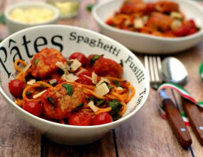 Spaghetti aux boulettes de poulet, sauce tomate cerises et épinards