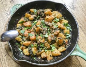 Poêlée dorée de pommes de terre nouvelles et fanes de radis