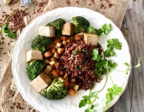 Riz rouge de Camargue au tofu et aux légumes sautés