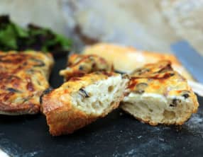 Tartines gratinées aux lardons, champignons et mozzarella