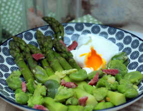 Poêlée d'asperges vertes et fèves au jus