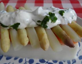 Panna cotta d'asperges à la truite fumée, pointes d'asperges et sauce au yaourt grec
