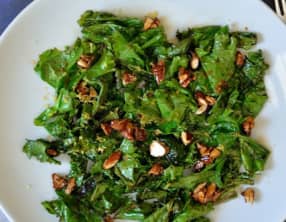 Poêlée de kale, citron, amandes caramélisées