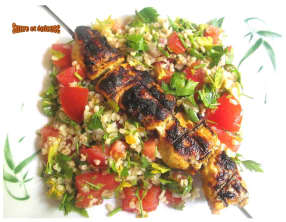 Brochettes de poulet au lait fermenté et aux épices