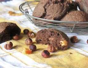 Petits pains cacao, orange confite et noisettes