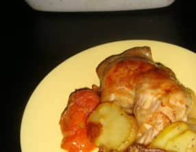Cuisses de poulet, pommes de terre et tomates cerises
