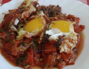 Jeunes pousses de salade et tomates cuisinées aux œufs