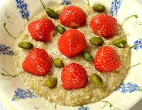 Quinoa sans lait, fraises et pistaches