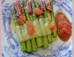Asperges tièdes au comté, mochetta et vinaigrette de pamplemousse