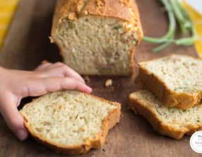 Cake au thon olives vertes et herbes