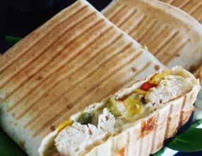 Tacos aiguillettes de poulet, poivrons et sauce Mornay