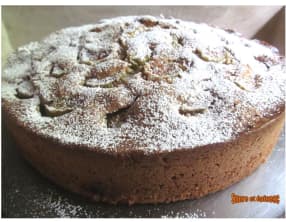 Gâteau très moelleux à la rhubarbe et à la crème fraîche