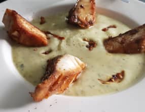 Poisson maigre à l'ail et sauce Soja avec crème de courgettes