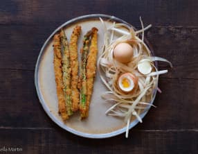 Asperges panées aux noisettes et au parmesan, oeuf à la coque