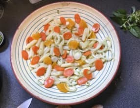 Salade d’asperges blanches, herbes fraîches et pickles de rhubarbe