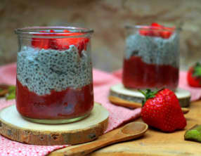 Pudding de chia et sa compotée fraises rhubarbe