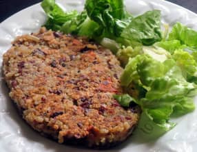 Steaks végétariens, haricots rouges et quinoa