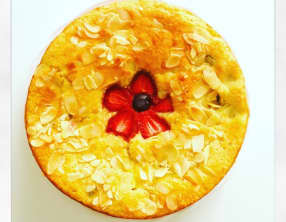 Gâteau à la rhubarbe, fraises, pommes, amandes