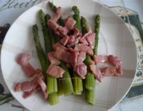 Asperges vertes à la poitrine fumée et sa sauce