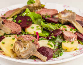 Salade de pommes de terre aux betteraves et confit de canard