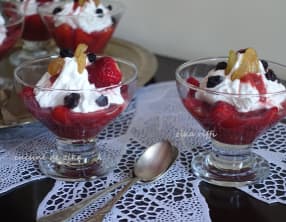 Verrines fraises chantilly mascarpone et coulis de fraises au miel