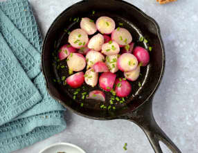 Poêlée de radis au miso et à la ciboulette