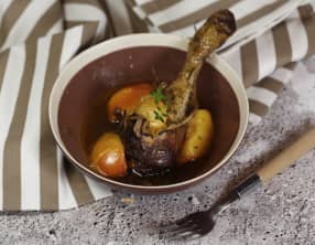 Poulet fermier au vin et aux pêches