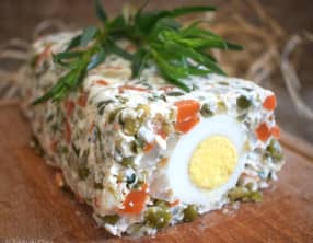 Terrine de macédoine de légumes, estragon et oeufs durs