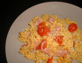 Lasagnettes au jambon cru, tomates cerises et basilic