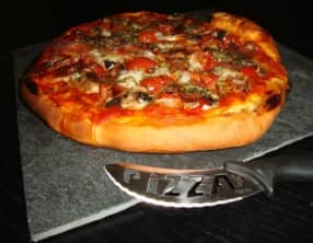 Pizza jambon cru, champignons, tomates cerises et mozzarella