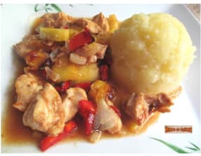 Poulet au four à l'ananas, aux poivrons et à la sauce barbecue