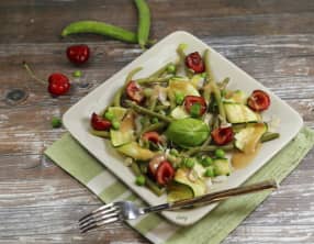 Salade de légumes verts et cerises vinaigrette framboise