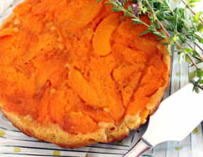 Gâteau fondant aux abricots parfumés au romarin
