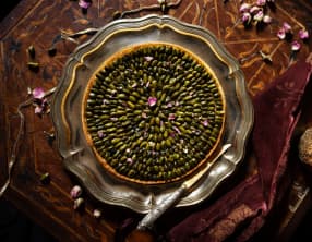 Tarte Shatapattra aux pistaches et à la rose