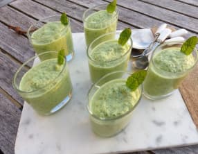 Soupe froide de concombre au fromage de chèvre et menthe