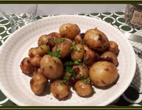 Pommes de terre grenaille, oignons frais et lardons