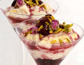 Pudding de riz à la cannelle, compotée de cerises et pistaches