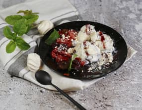 Poêlée de cerises et fraises meringue glace stracciatella