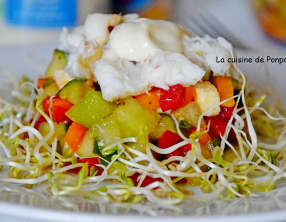 Salade de concombre, melon, poivron, mozzarella garnie de crabe