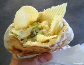 Salade au thon, pomme, câpres et chips ondulés