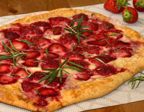 Pizza aux fraises, mascarpone et romarin